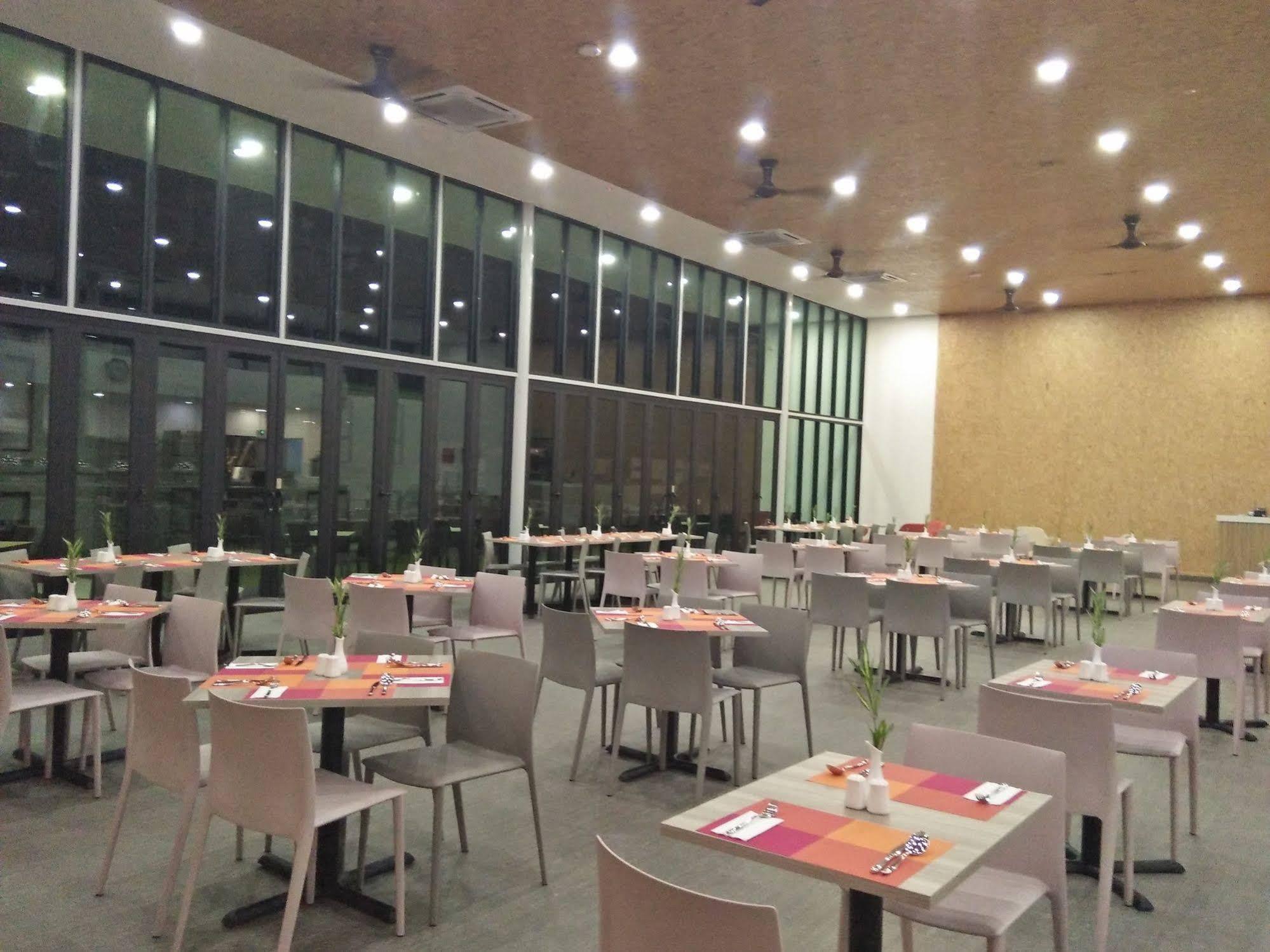 Lakeview Terrace Resort Pengerang Bagian luar foto