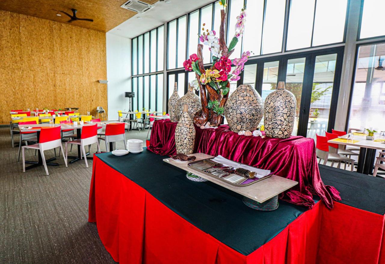 Lakeview Terrace Resort Pengerang Bagian luar foto