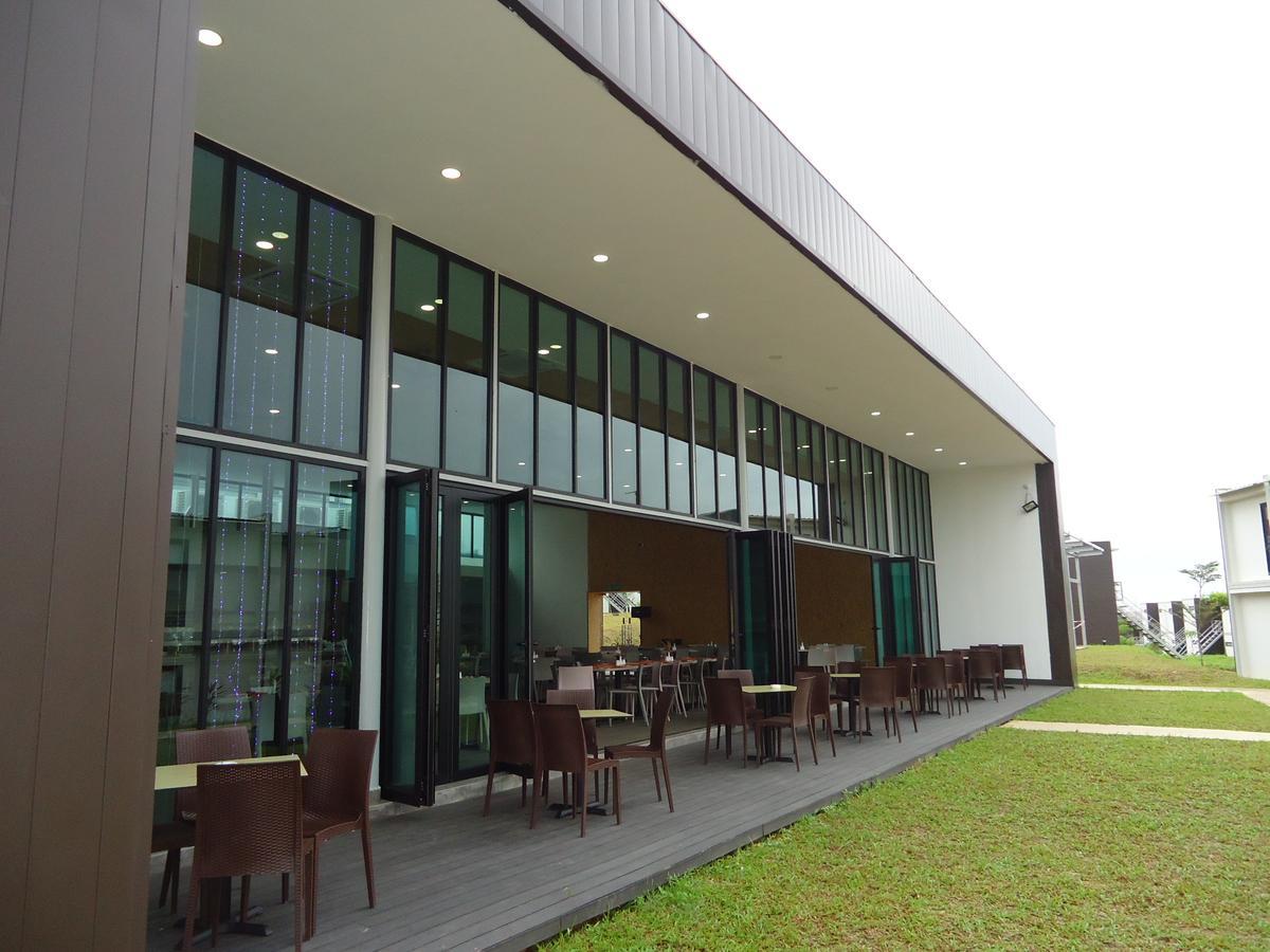 Lakeview Terrace Resort Pengerang Bagian luar foto