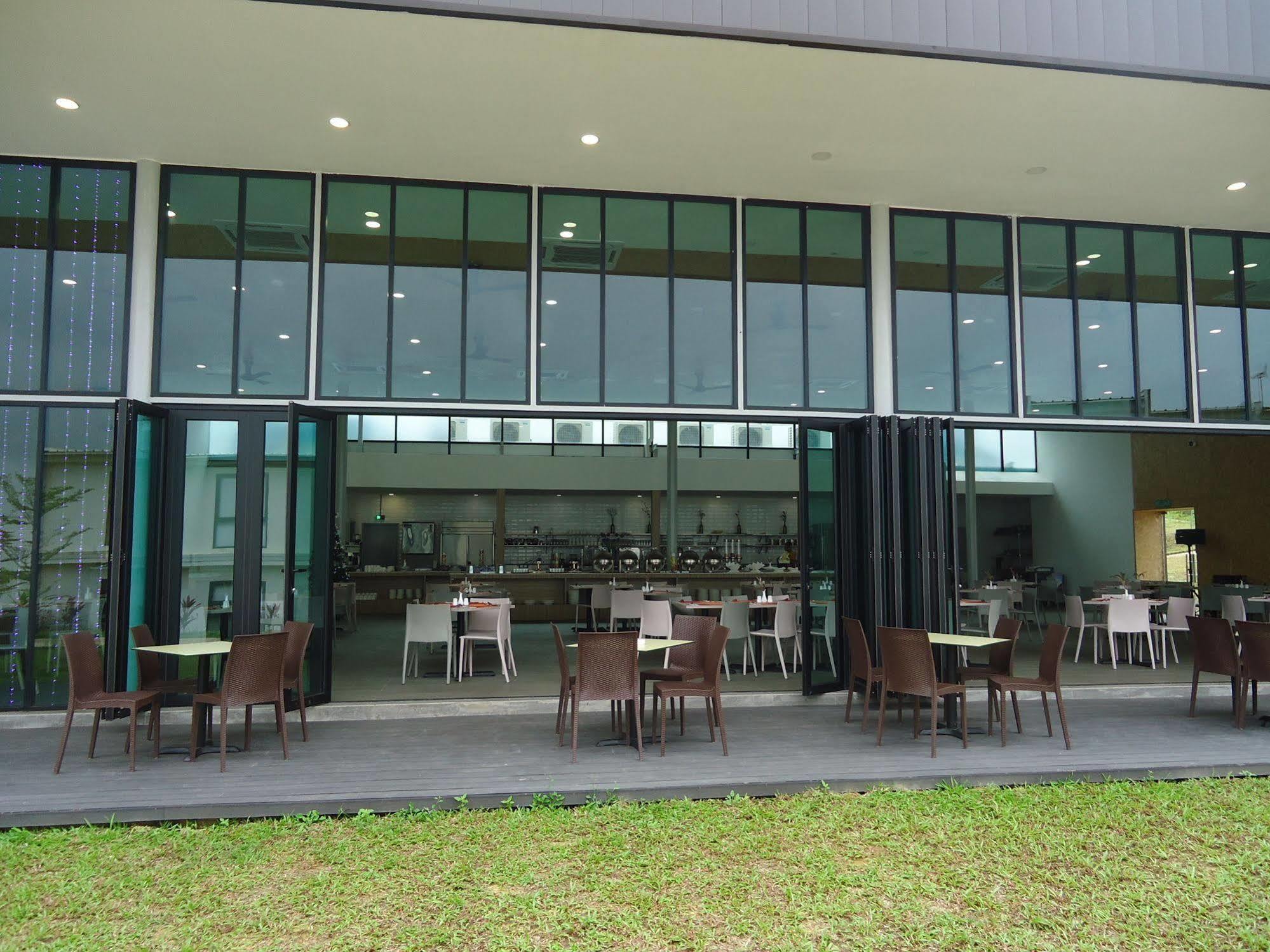Lakeview Terrace Resort Pengerang Bagian luar foto