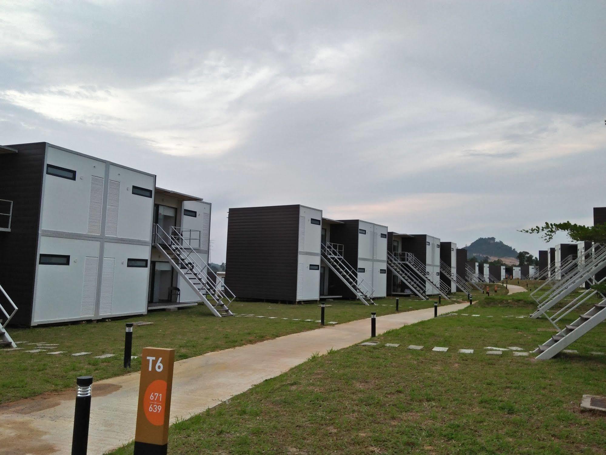 Lakeview Terrace Resort Pengerang Bagian luar foto
